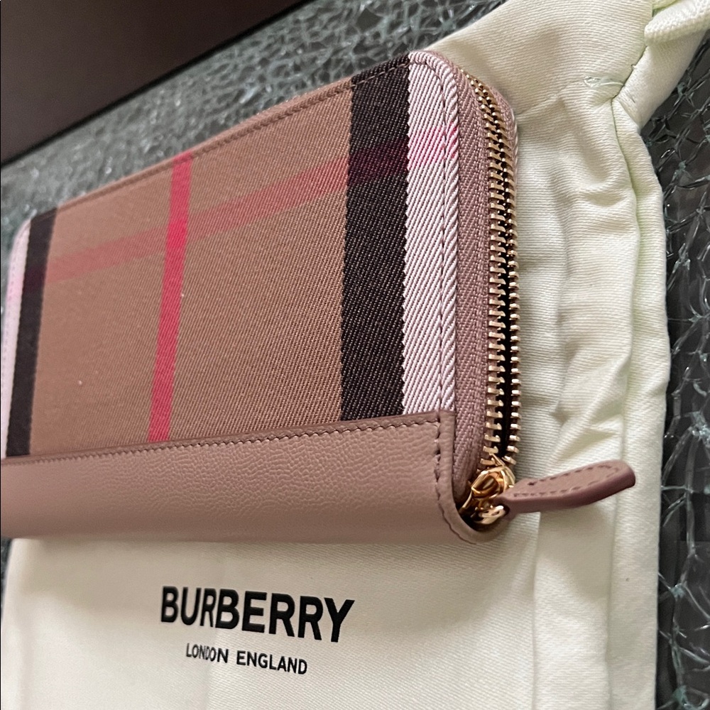 🆕 Burberry Beige and Pink Zip-Around Wallet - Picture 4 of 9